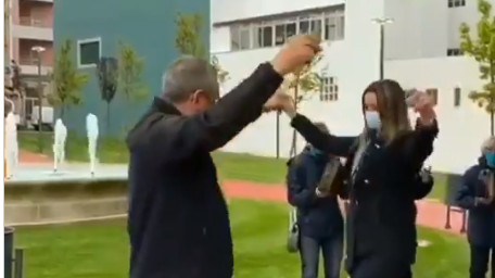 elprogreso_Lugo's tweet image. #ConVídeo #Lugo 📹 La alcaldesa inaugura la nueva plaza-jardín en A Piringalla a ritmo de muñeira 

💃 La fuente se compone de un surtidor, de cinco metros de altura y seis bocas de agua, con decoraciones cerámicas
bit.ly/3v1w61T