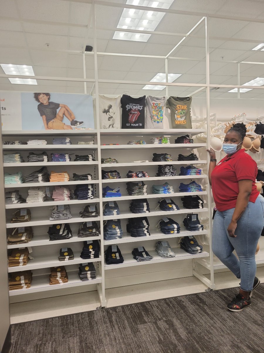 AmaebiOriT3382's tweet photo. Starting #FreshfoldFridaysT3382 on the Men’s floor pad doing my favorite, the chino and denim wall, while team member Sharnice tackles NIT. Beautiful job Sharnice👏🏾 https://t.co/xKd5qBAtdm