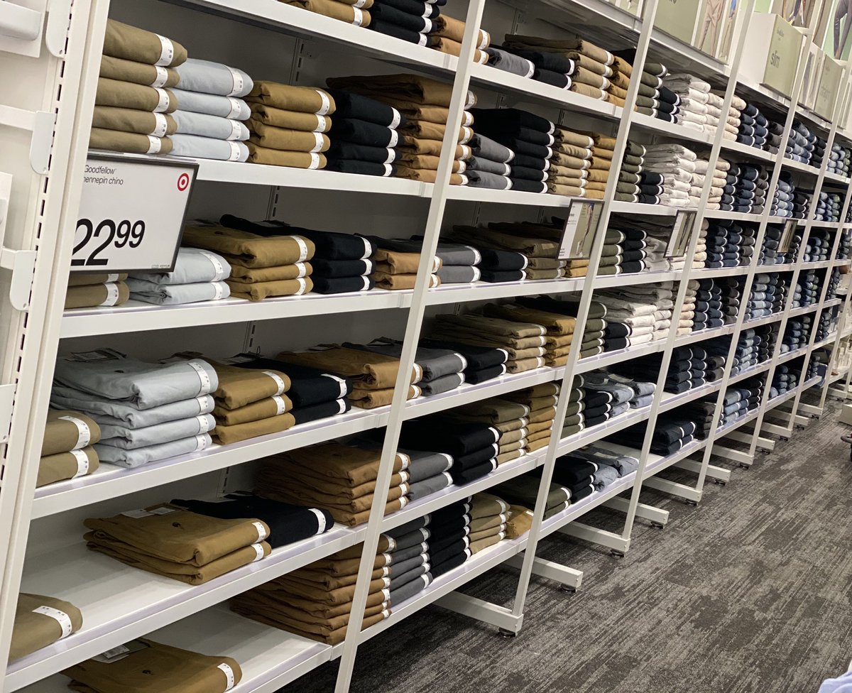 AmaebiOriT3382's tweet photo. Starting #FreshfoldFridaysT3382 on the Men’s floor pad doing my favorite, the chino and denim wall, while team member Sharnice tackles NIT. Beautiful job Sharnice👏🏾 https://t.co/xKd5qBAtdm