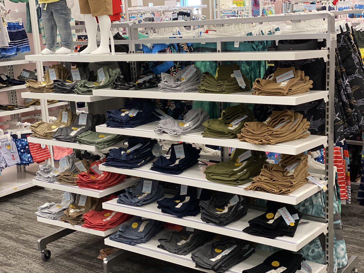 Starting #FreshfoldFridaysT3382 on the Men’s floor pad doing my favorite, the chino and denim wall, while team member Sharnice tackles NIT. Beautiful job Sharnice👏🏾