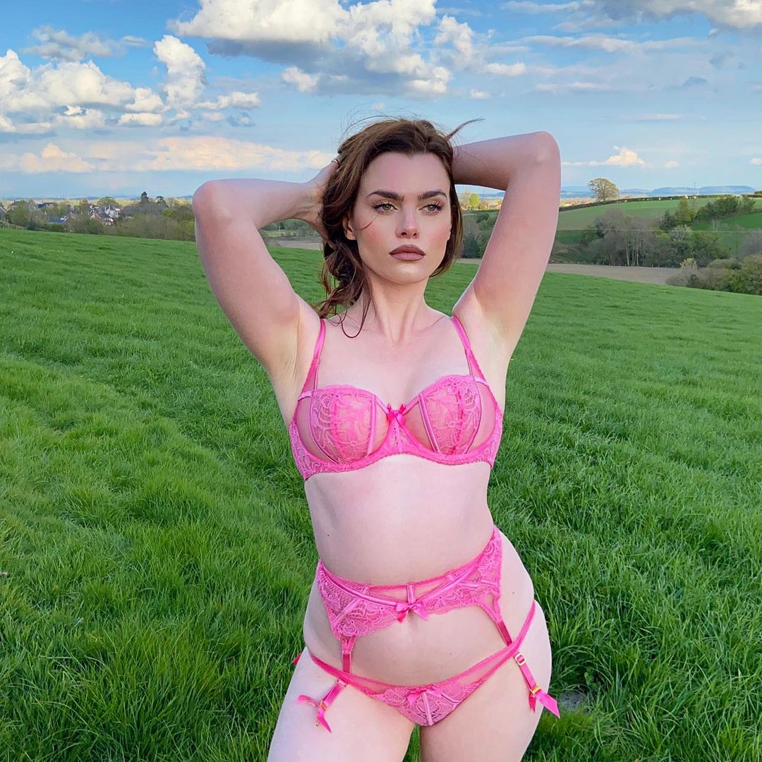 Håbefuld Bestået foran Agent Provocateur on Twitter: "Bubble-gum pink tulle and French leavers  lace emphasise Rozlyn's classic balconette style. Minute satin cased boning  supports her lace inserts and balances effortless femininity with AP  craftsmanship. 📷