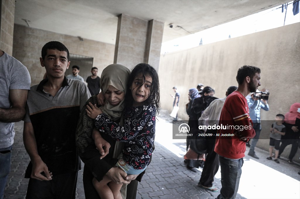 Marodriguez1971's tweet photo. Es la mirada de 'mil yardas'. La de aquel que ha visto tanta mierda, que estará siempre roto, por dentro.

Gaza.
Imagen Ali Jadallah. https://t.co/OfDnCPWfJt