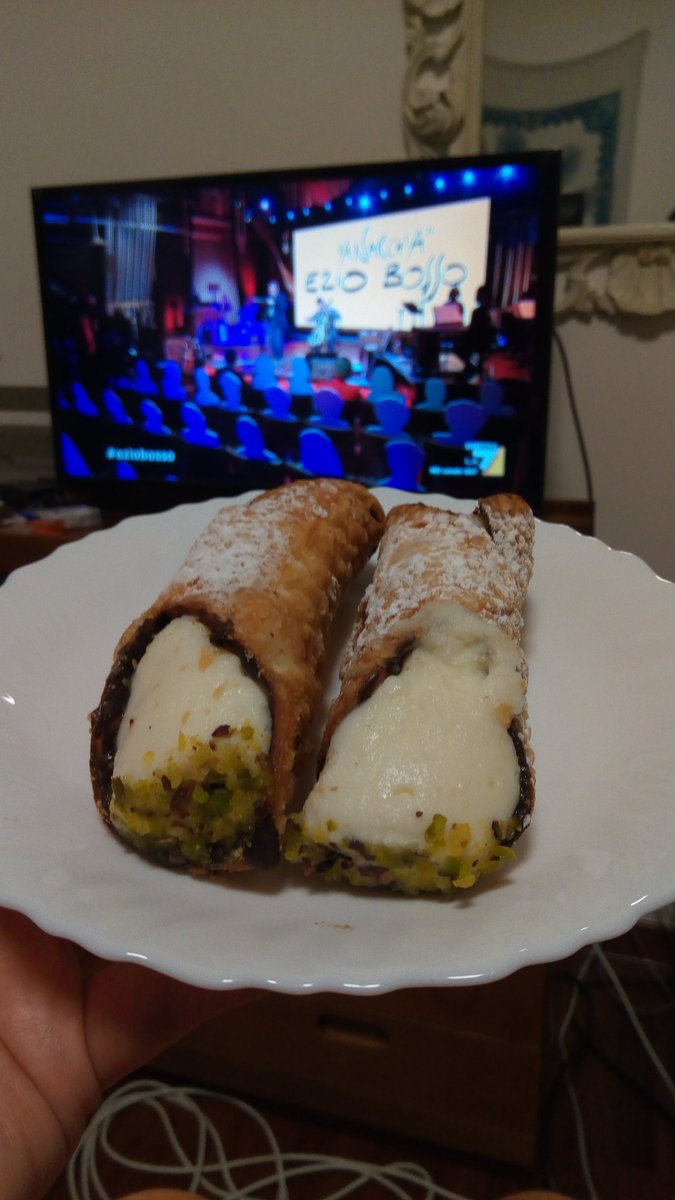 MelaniePl's tweet photo. Mamma in trasferta al nord (cioè, vabbè, le Marche, ma per lei è NORDDE) 
+ Propaganda 
= SERATA PERFIEEETTA

#propagandalive #var @welikeduel https://t.co/9jk3KYUksI