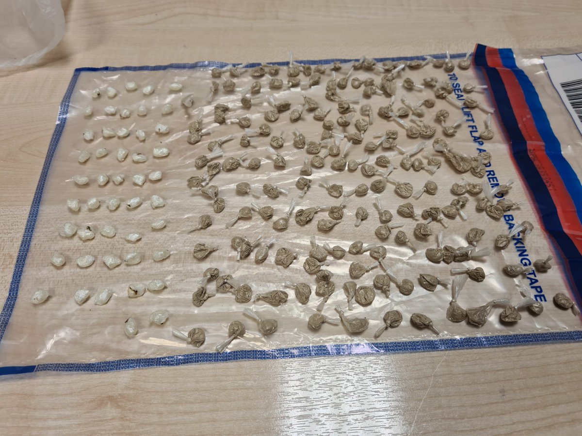MetTaskforce's tweet photo. U43 were last in catching people with Knives. We star this week with 4 arrests for drug supply offences around #CatfordBridge & throughout @MPSLewisham. After crashing their car & running across a train line we caught 2 subjects with 216 wraps of class A. #NoWhereToRun ^4823U https://t.co/K2ZsXfzaSn