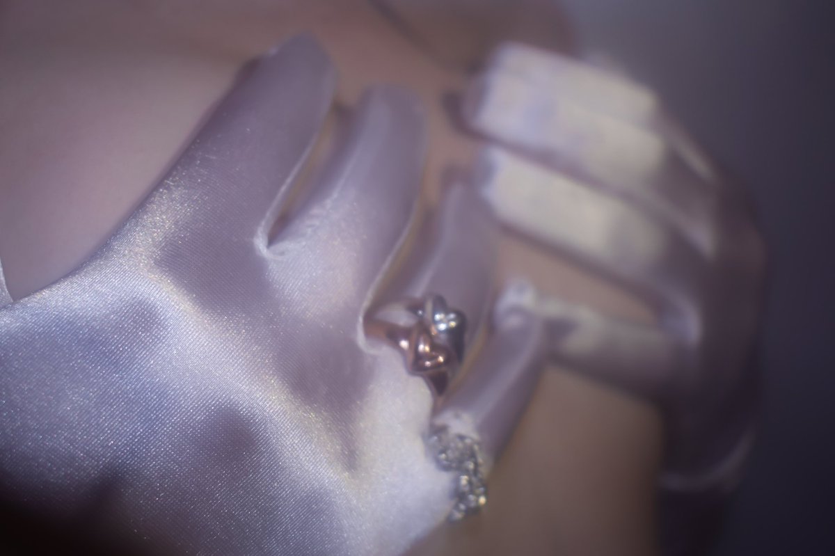 Gcolipic's tweet photo. Holi a todxs , paso para contarles que tengo una tienda donde comenzé a publicar mi arte en donde por ahora solo hago joyas , hechas a mano creadas desde 0 por mi con dedicacion y lov 

síganme mariconxs y denme amorcito 💕 https://t.co/cDKCQEY0x3