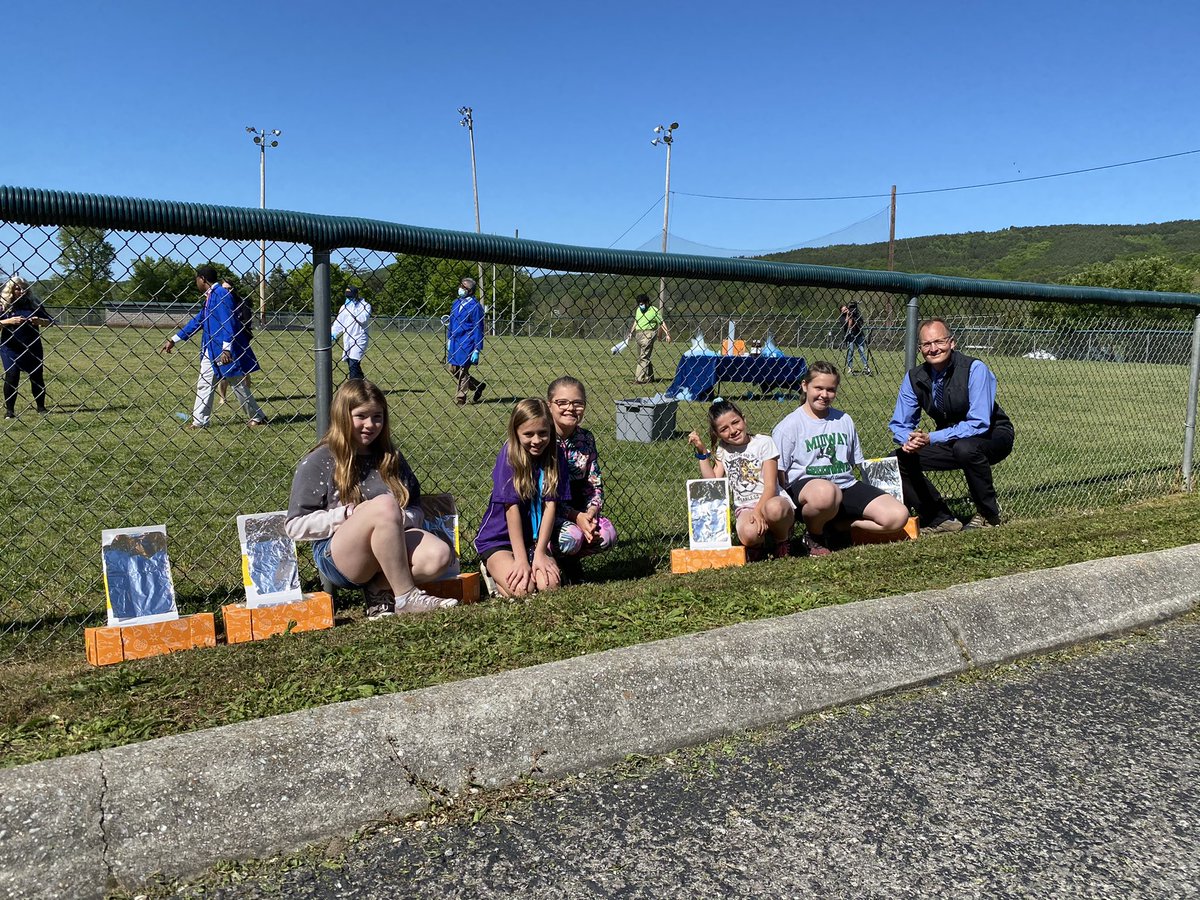 Associate Laboratory Director Stan Wullschleger had a great time joining @ORNLdirector at <a href="/mesgreenwave/">Midway Elementary</a> to deliver Learning Lunchbox #STEM kits to the 4th and 5th graders.