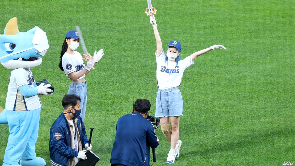 cambyecu's tweet photo. [4K] 210514 시현 &amp; 미아 (SIHYEON &amp; MIA) 시구 시타 / 창원NC파크 직캠 FANCAM BY ECU
https://t.co/S5AXoufEG3 https://t.co/cMG6lLR2Tu