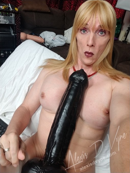 3 pic. It's #Fucking Friday #FF! One of my best fans got me another new #Dildo from @hankeystoys! This
