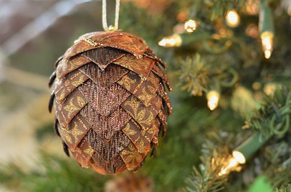 kikiverde's tweet photo. #handmade #kikiverde #etsy https://t.co/HMmbe5tV4g Handmade Ribbon Pinecone Christmas Ornament Brown Gold Fleur de Lis Ribbon Ball One of a Kind Holiday Gift for Friend Ready to Ship by kikiverde https://t.co/h470HGjI3I