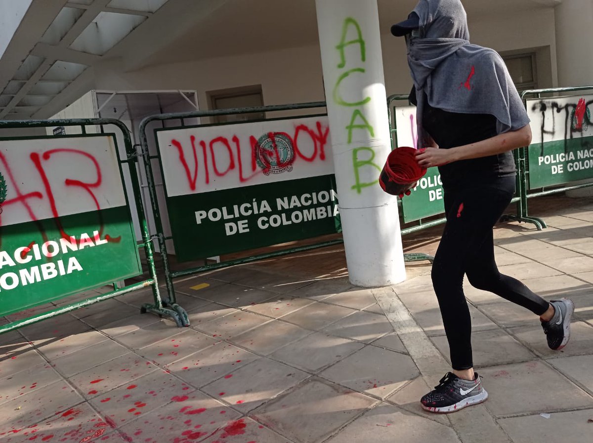 Col_Informa's tweet photo. #ParoNacional14M 🔥| El plantón se lleva a cabo frente a la estación de Policía Sur de Bucaramanga. Organizaciones de DDHH denuncian presencia de policías sin identificación. https://t.co/ITwVt6ZGgQ