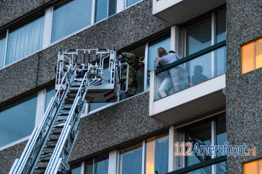 Twee personen buitengesloten op balkon, brandweer is reddende engel. 112Amersfoort.
