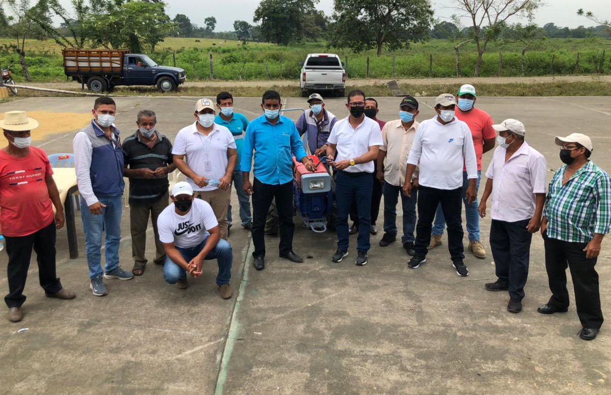 Agricultura_CZ5's tweet photo. Junto al director Distrital @LiuDelfini, impulsamos el desarrollo del agro,  con la entrega de un motocultor a productores de la Asociación de Montubios Autónomos Los Troncos, ubicada en la parroquia San Juan, cantón Puebloviejo
#SembramosFuturo https://t.co/v8jaOnlh94