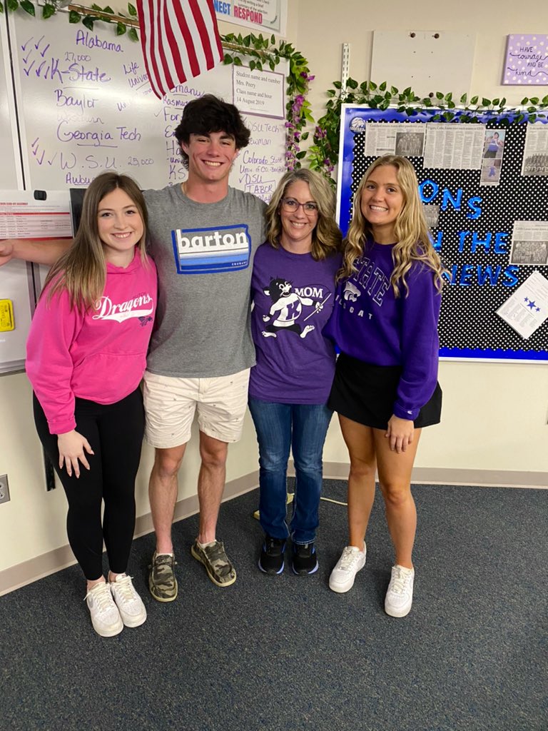 Mrs_R_Peery's tweet photo. 🎓Last day for seniors was a bittersweet day. I’m excited for them but also sad to see this amazing group leave. I love them! 💙(Mask rule literally changed during the school day and again after the day ended.) https://t.co/vEdqQG1iS9