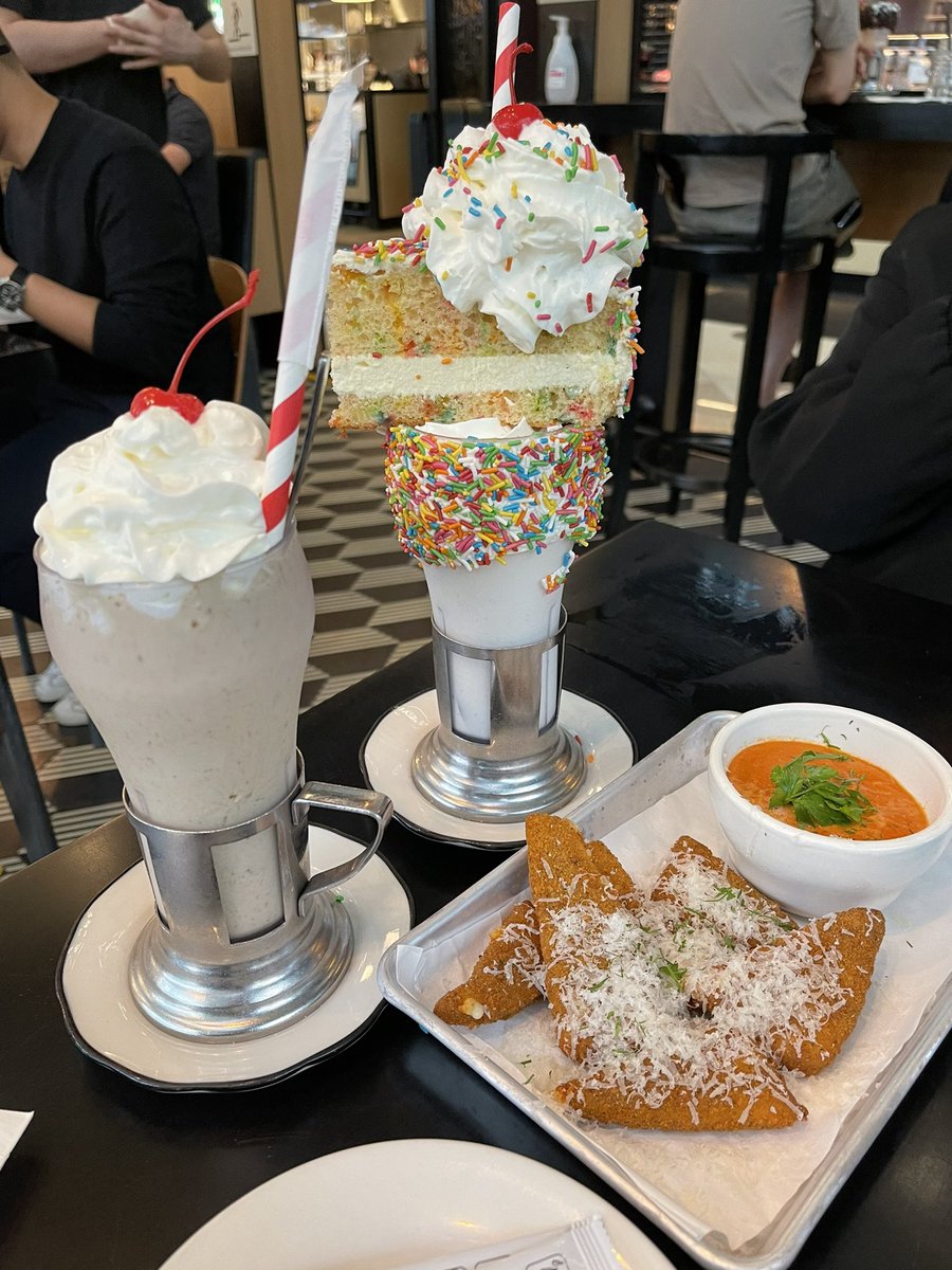 norlinkarim's tweet image. The most sinful dinner ever. Just check out that monster of a milkshake my daughter ordered. 😅😂 
#VirtualDinner 
#WAPmembers 
@MamaArmy126 @Btsarmymom_SG @KookieBae26 @_mahitabel @MyMagicShop07 @KeiMagicShop @neferteedi @Cynthia134340 @TannieFan