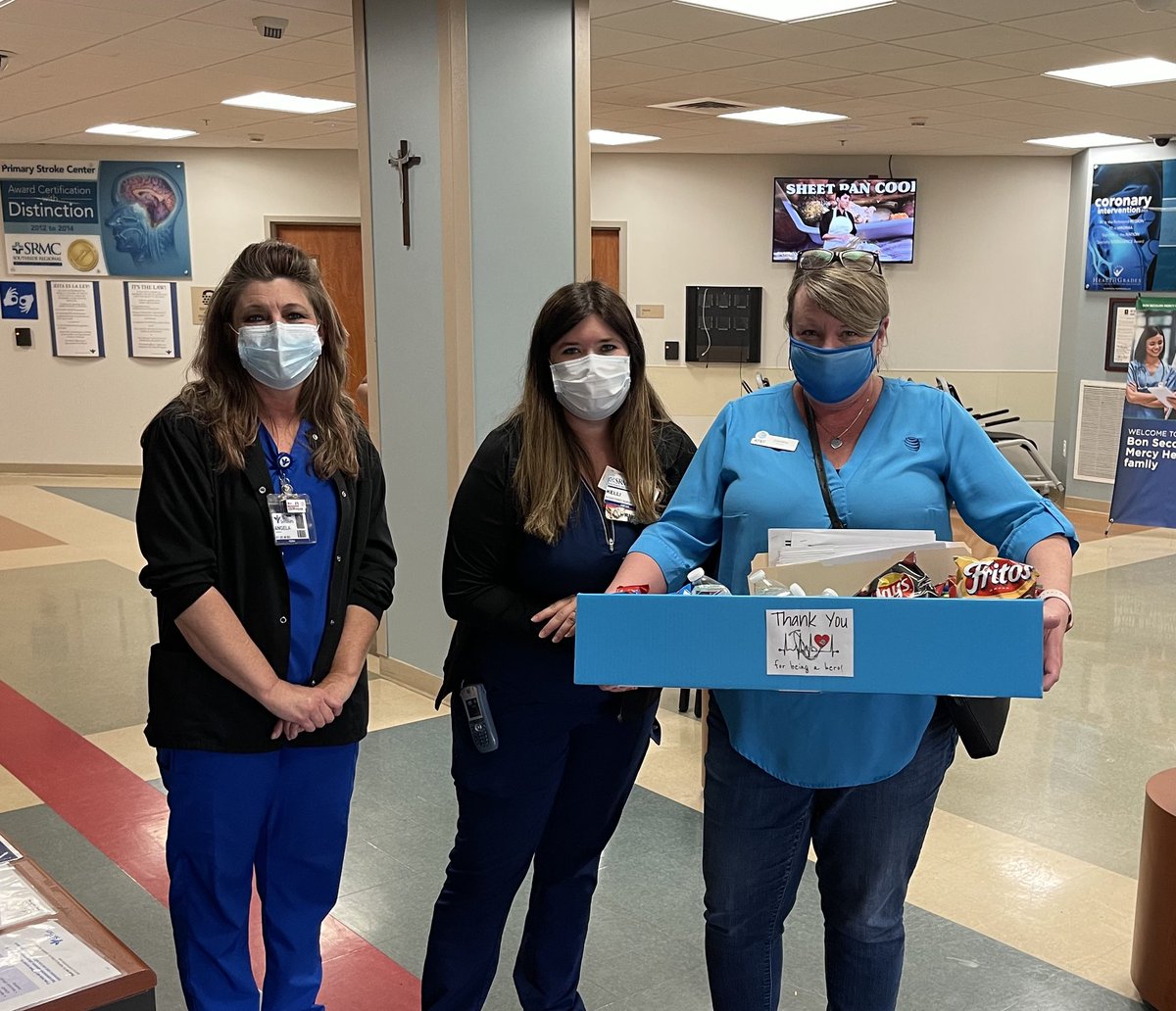 carolinelparke's tweet image. Out and about thanking our local heroes with Mindy!  #NationalNursingWeek #FirstNetFriday #DawgPound  @mindymcdonald @DaleB1 @Bh7316