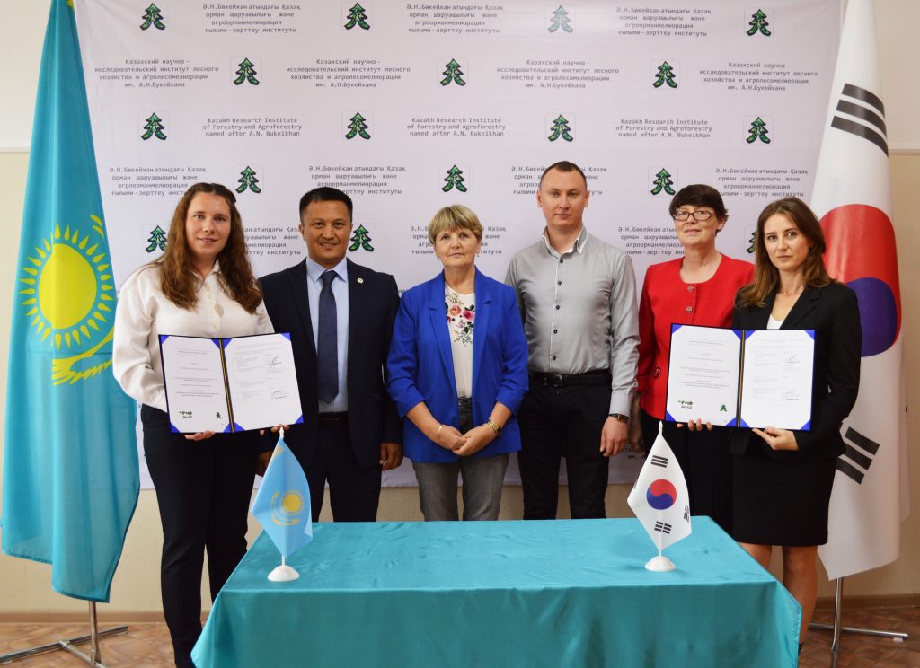 afocosec's tweet photo. AFoCO's first project in Kazakhstan will investigate the resistance of black saxaul to gall-forming insects: https://t.co/ApLHOVDxCf
#AFoCO #AFoCORETC #TowardsAGreenerAsia #SDGs https://t.co/TEBjKBItv4