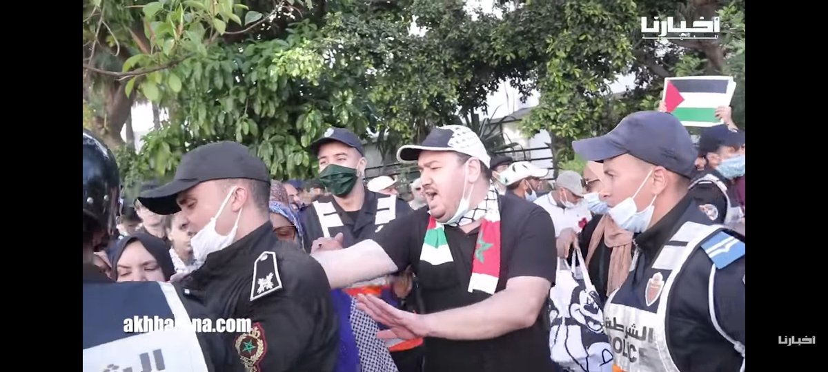 من يدافع عن من ؟ هل ندافع حقا عن فلسطين أم فلسطين التي تدافع عنا عن ديننا ومقدساتنا
من يحرر من ؟ هل نسعى لتحرير فلسطين أم فلسطين من تحررنا من الذلة والتبعية والخمول
من ينصر من ؟ هل نحن ننصر فلسطين أم فلسطين التي تنصرنا بالدعاء والجهاد
من المحاصر ومن الطليق ؟ 

#GazaUnderAttack