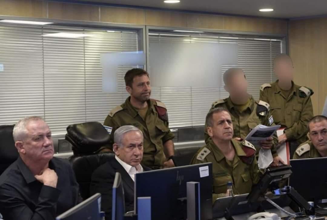 Raut wajah yang tegang terpancar dari para PM Israel Benjamin Netanyahu dan para petinggi militer Is...