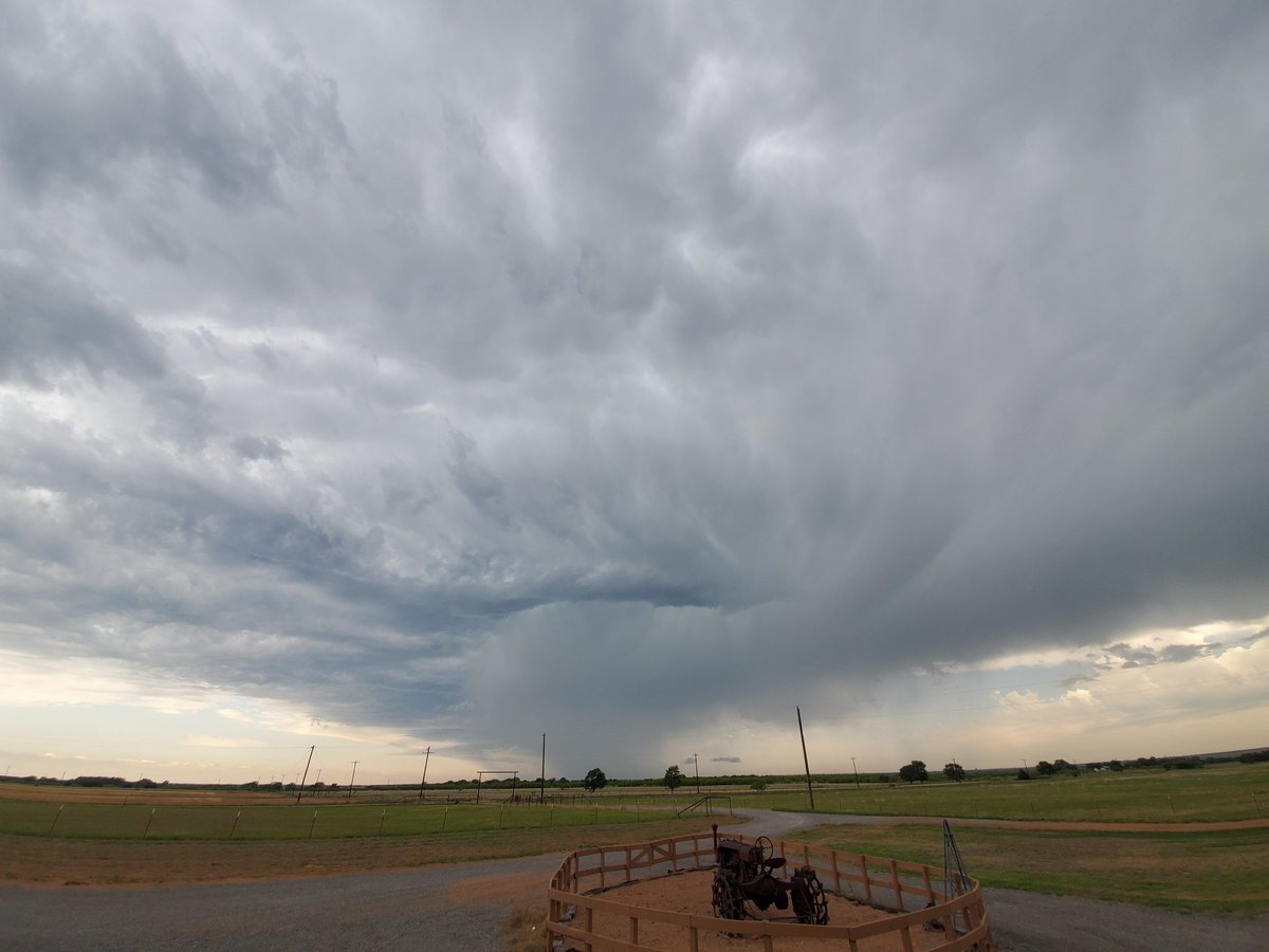 DCote232's tweet photo. The clouds looked angry on my way to work. #FridayVibe #clouds #Oklahoma #NaturePhotography https://t.co/SxbFh8ltCl