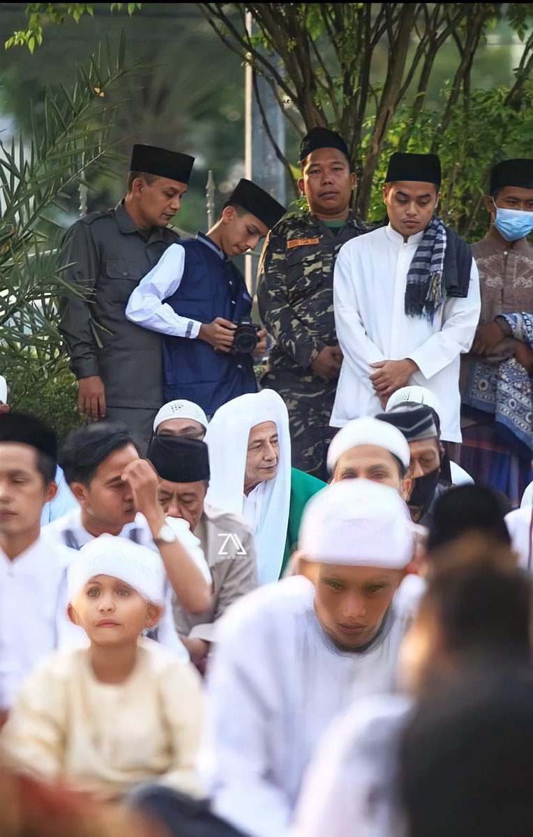 SOSOK 'ALIM DAN TAWADLU'

Maulana Al-Habib Luthfi bin Yahya, seorang Mursyid dan ketuaThoriqoh Indonesia dan ketua Ulama' Sufi dunia.

Beliau sengaja berbaur dengan masyarakat luas untuk sholat idul Fitri di trotoar, demi tetap menjadi bumi bagi masyarakat awam lainnya.