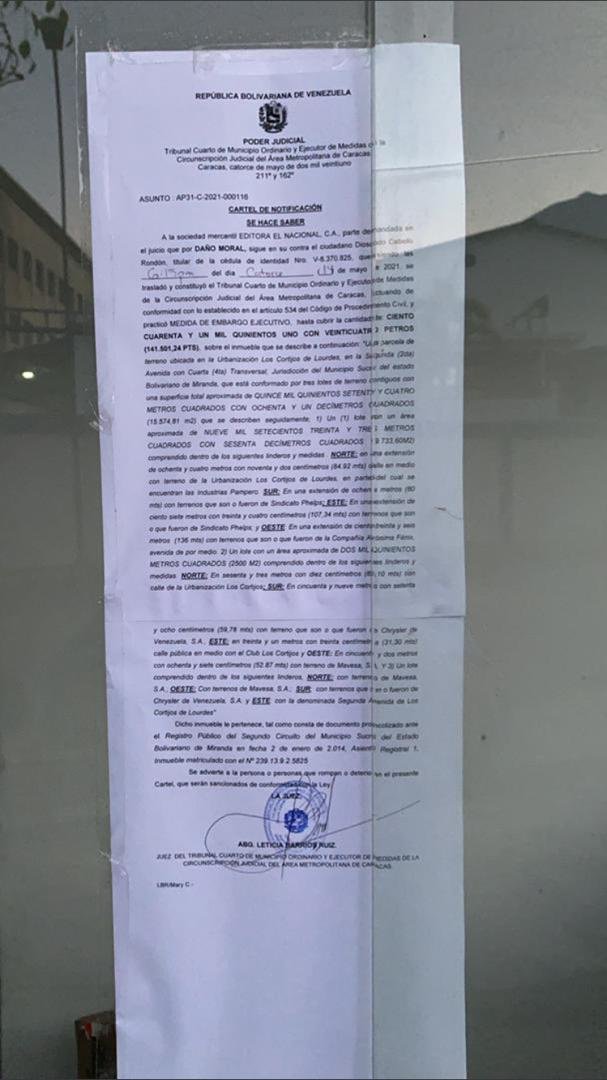 CaraotaDigital's tweet photo. #ULTIMAHORA 🚨 Efectivos de la GN llegaron a la sede del Diario El Nacional, acompañados de un juez, para realizar el embargo de las instalaciones.

Fotos cortesía https://t.co/7hgNLc45sM