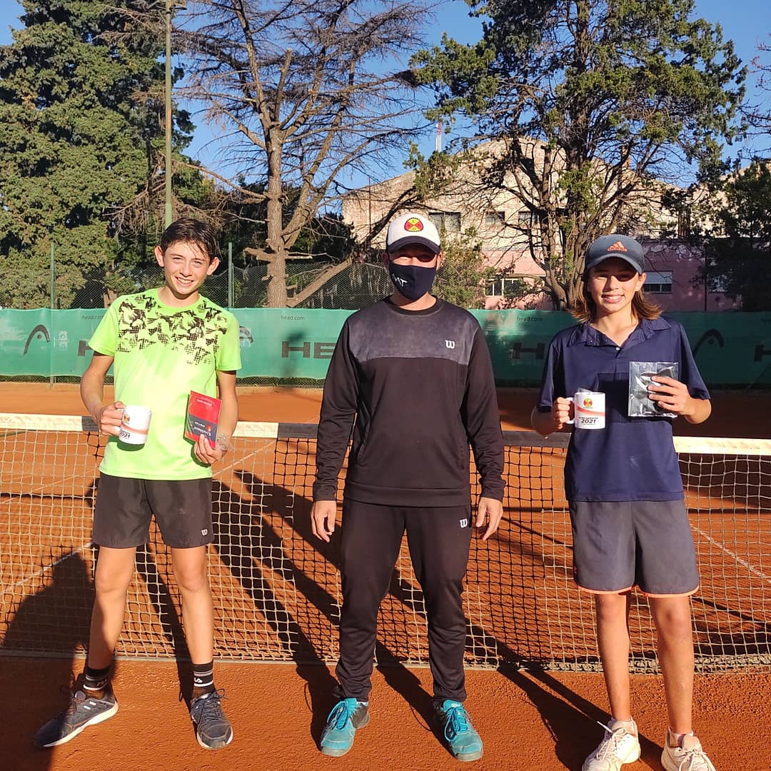 YA TENEMOS A LOS PREMIADOS 🎾🏆

En un exelente torneo que brindaron con mucho respeto y buen tenis, los chicos y las chicas, tuvieron sus premios 🥇🥈

Respetando los protocolos, como en todo el torneo, hoy dimos por finalizada la etapa de campeonato 💪🏻

<a href="/AATenis/">Asociación Argentina de Tenis</a> <a href="/Region8/">Region8</a>