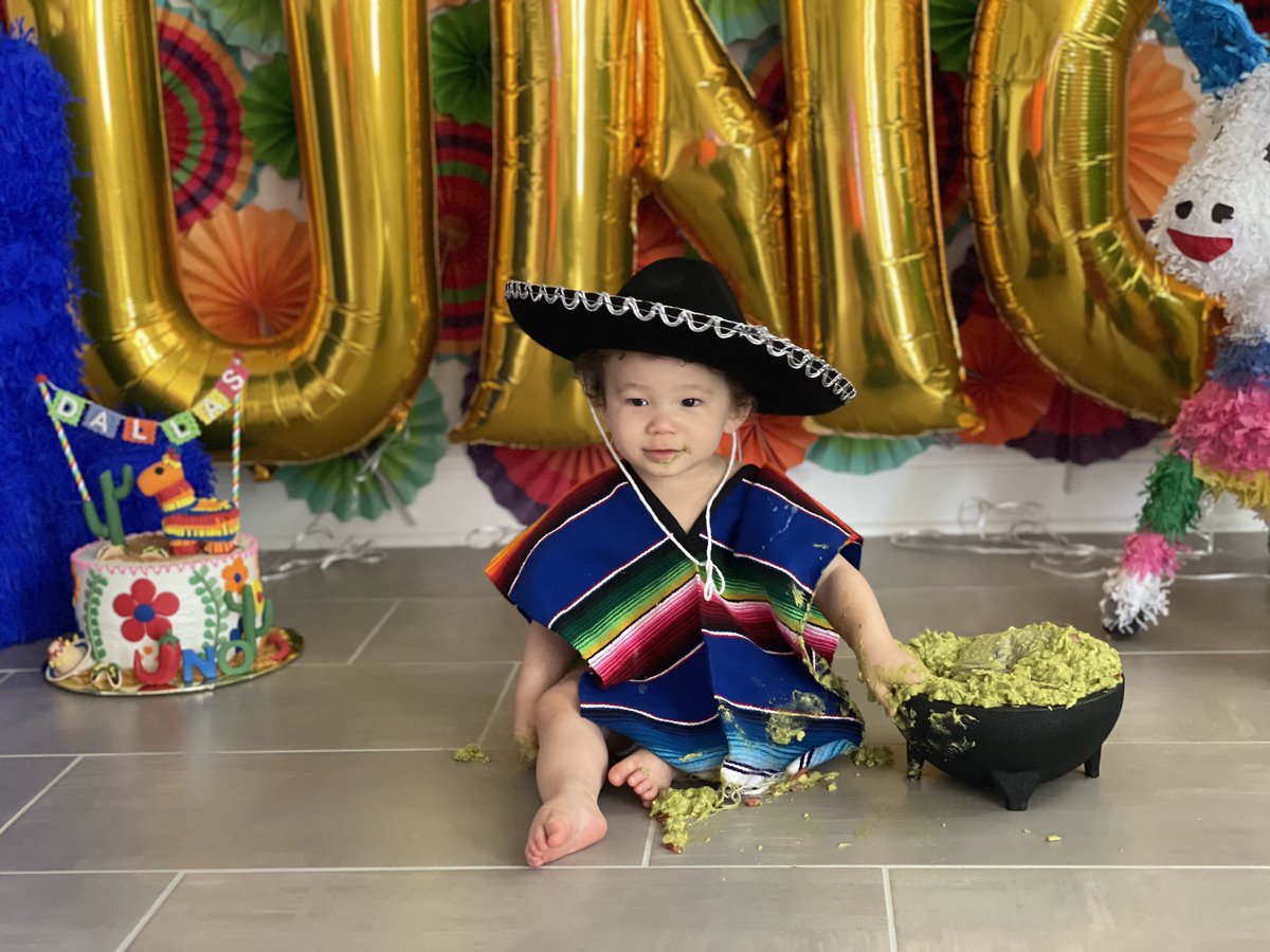 CoachAHood's tweet photo. Party Time! Happy 1st birthday to my little guy Dallas! #UnoParty🎈🎁 https://t.co/xkSM3fMtq5