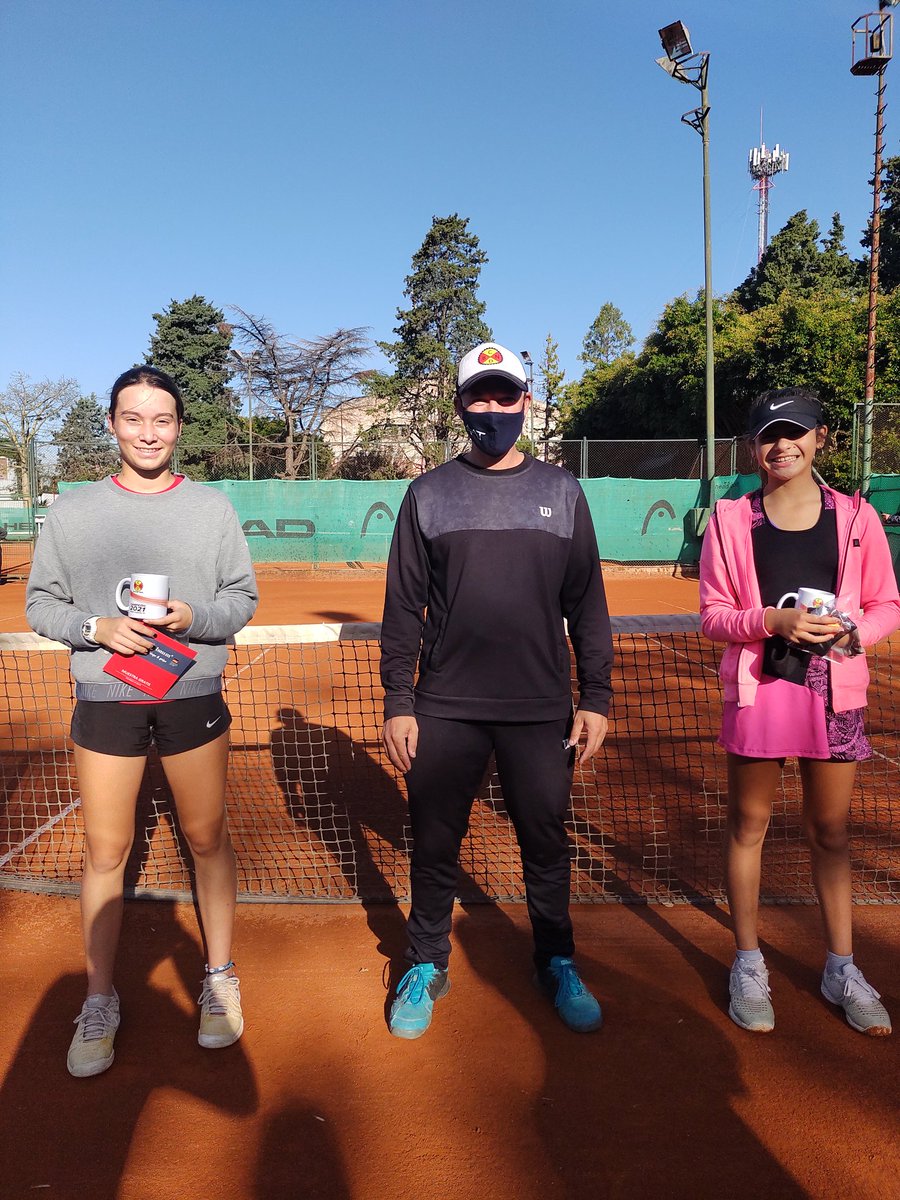 YA TENEMOS A LOS PREMIADOS 🎾🏆

En un exelente torneo que brindaron con mucho respeto y buen tenis, los chicos y las chicas, tuvieron sus premios 🥇🥈

Respetando los protocolos, como en todo el torneo, hoy dimos por finalizada la etapa de campeonato 💪🏻

<a href="/AATenis/">Asociación Argentina de Tenis</a> <a href="/Region8/">Region8</a>