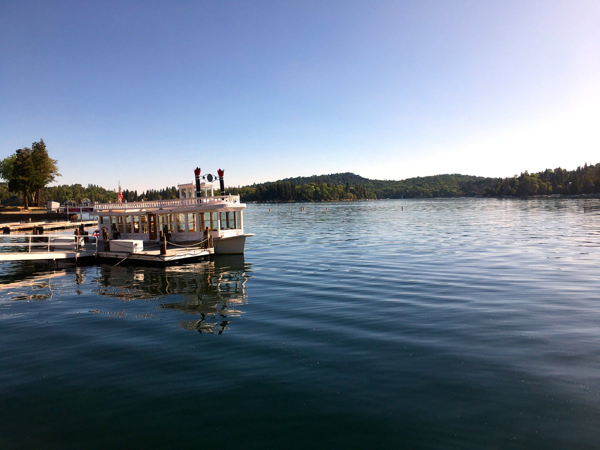 Outdoor dining isn't so bad when you have a view like this.

#ilovelakearrowhead #lakearrowhead #maketheescape #escapetothelake #myparadise #lakedays #lakelife #peaceandquiet #benchmarkresortsandhotels #benchmarkresorts