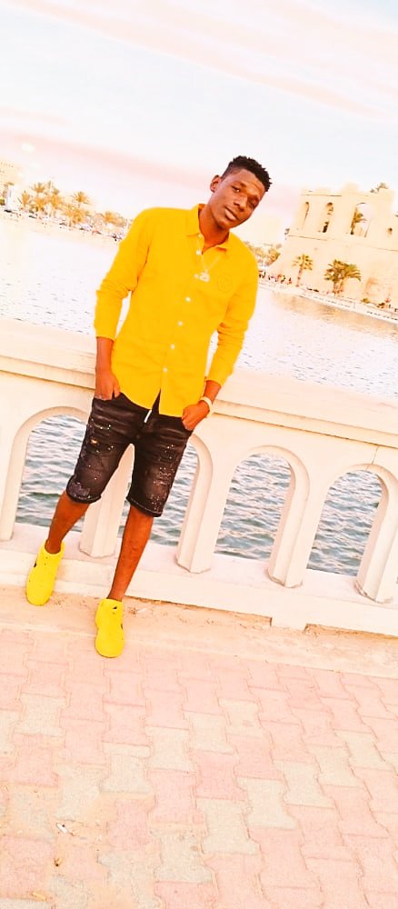 💛💛💛🖤✖️Apprends à écrire tes blessures dans le sable et graver tes joies dans la pierre. 🔕🔕