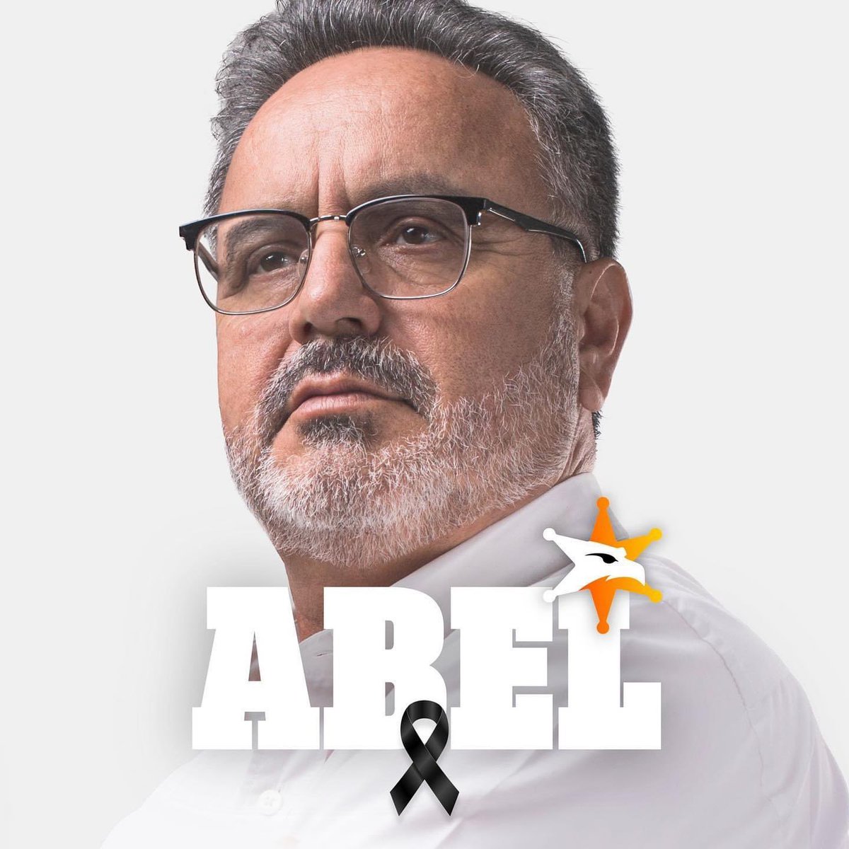 Los vio venir, empujó a las dos personas que lo acompañaban en ese momento y les pidió alejarse. Esas fueron sus últimas palabras: aléjense. Cuidó a la gente de Cajeme hasta el último suspiro.

Se adelantó y de frente recibió todos los impactos. Su ejemplo vive.