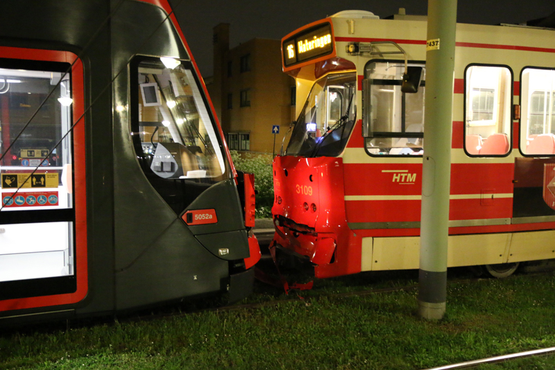 NU ONLINE: Gewonde na aanrijding tussen twee trams Middenweg Den Haag..