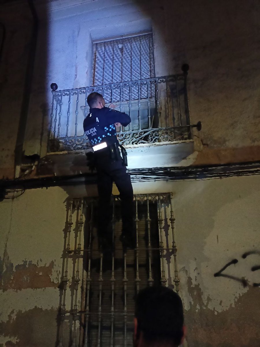 092Valdepenas's tweet photo. Efectivos de #PoliciaLocal  #Valdepenas detienen a un hombre cuando intentaba robar en una casa, esta madrugada. El autor, de 44 años ha sido puesto a disposición judicial. https://t.co/ZidDchTCg5