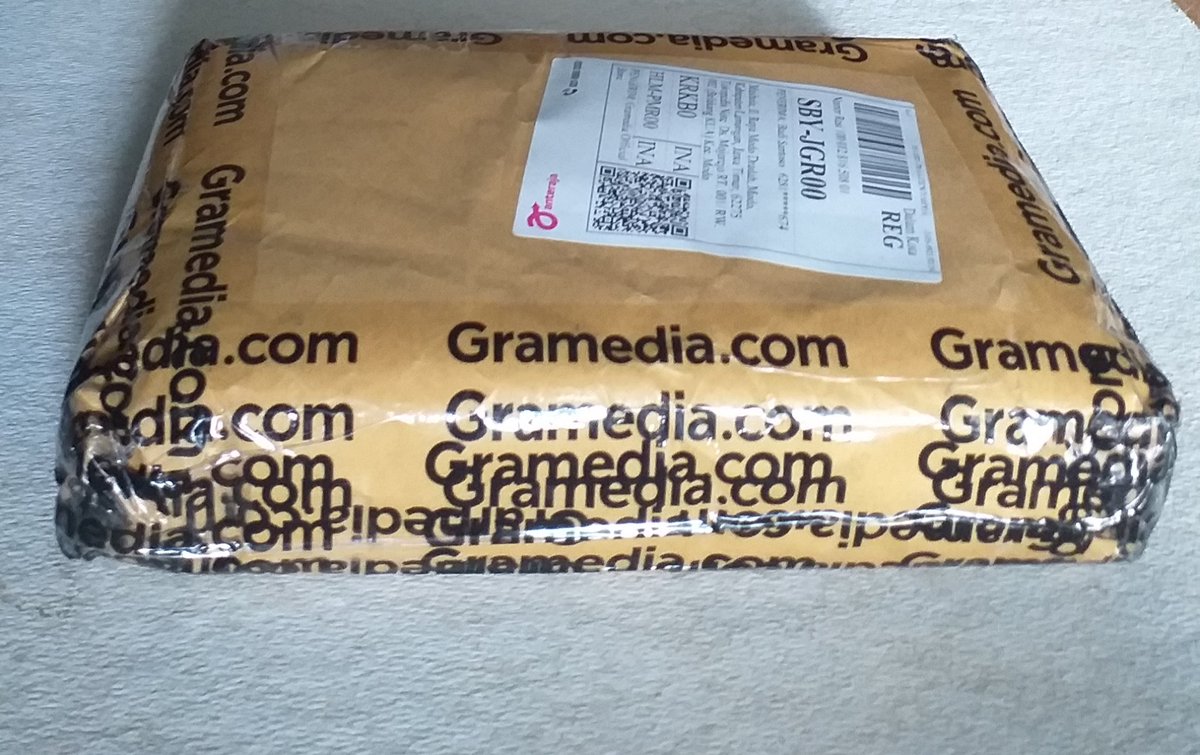 budis1909's tweet photo. Bookmail on weekend. Terima kasih #gramediaofficialstore, pengiriman cepat sekali, 4 hari (mengingat masih libur hari raya). Surprise. Saya pikir buku akan datang minggu depan.
@bukugpu @fiksigpu
Paketnya. Isinya. https://t.co/dfLzVsYD0T