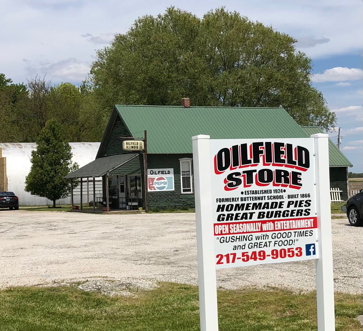 DGrant_FW's tweet photo. When you find yourself in #Oilfield #Illinois, where else do you eat besides the #OilfieldStore. Cool history at this former 1800s schoolhouse, and darn good burgers - gushing w/ flavor. #ClarkCounty https://t.co/teRo0ciyJg
