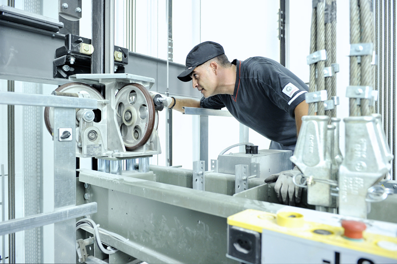 Монтаж и техническая эксплуатация промышленного оборудования. Сборка лифта. Лифтовое оборудование. Монтажник лифтов. Монтаж лифтовое оборудование.