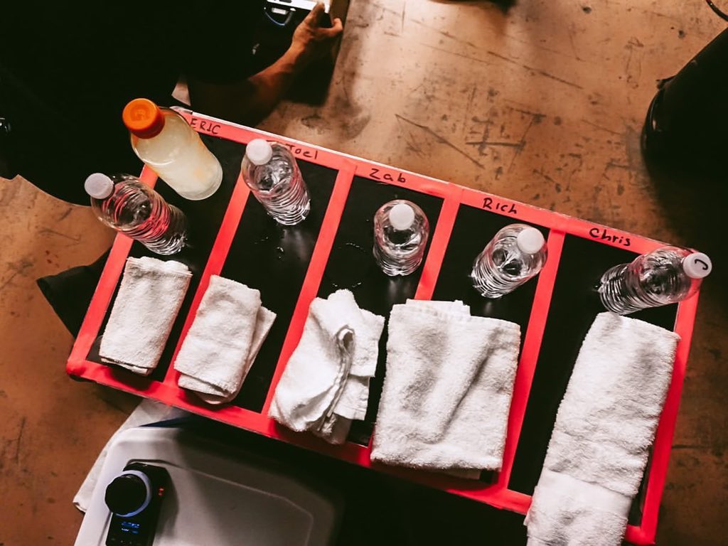 veleztattoos's tweet image. Chris marca su agüita con una C en la tapa 🥺🤏🏻