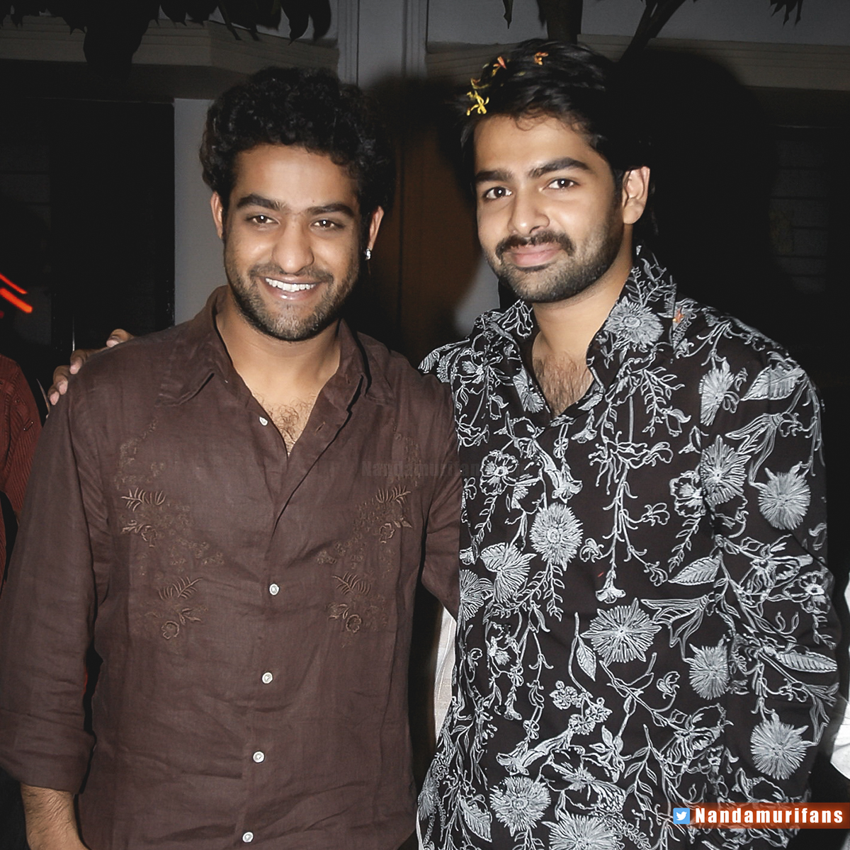 Нандамури тарака рама рао младший фильмы. Нандамури тарака младший. Нандамури тарака рама рао младший с женой. Нандамури тарака младший. Нандамури тарака рама рао младший с женой.