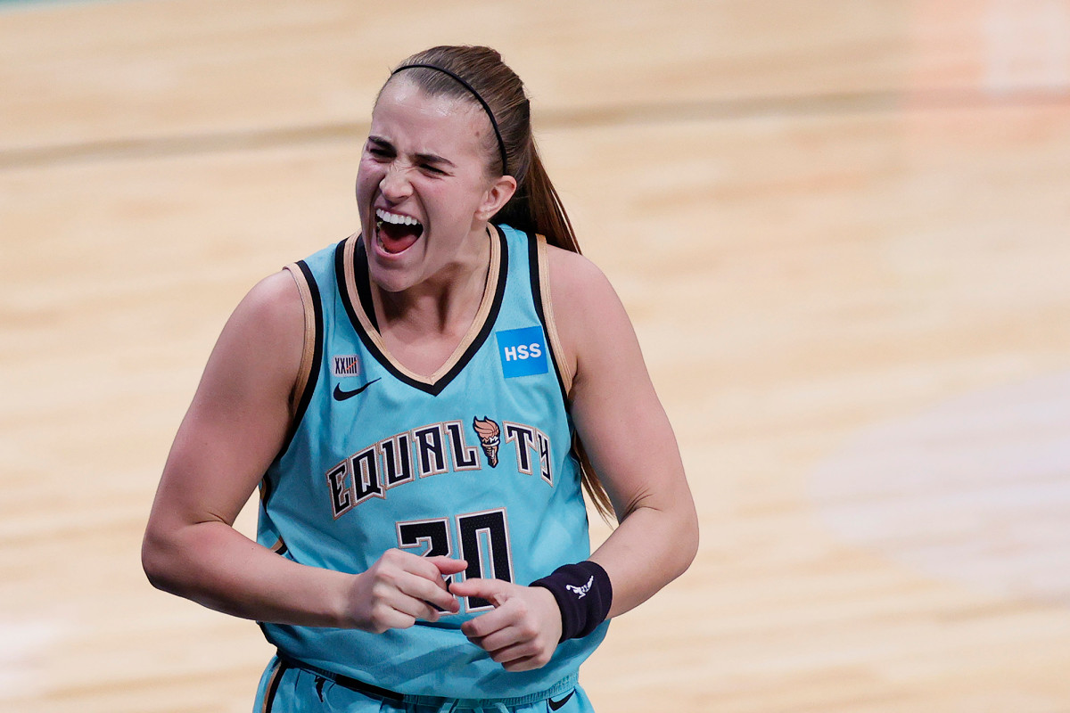 Sabrina Ionescu beats buzzer as Liberty win season opening thriller