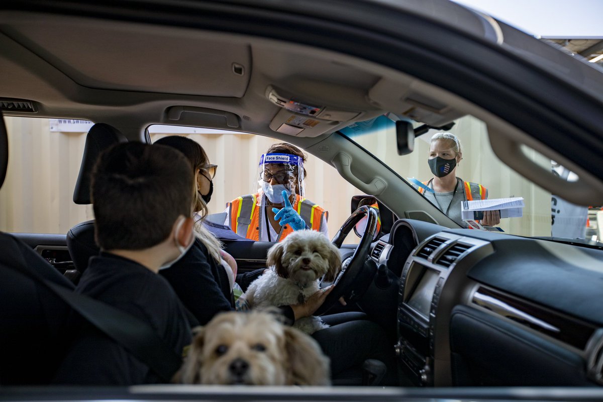 JillphotoLA's tweet photo. A healthcare worker prepares to administer a dose of the Pfizer-BioNTech #COVID19Vaccine at a drive-through vaccination site @csunorthridge in Northridge, California, U.S., on Thursday, May 13, 2021. @business @lapublichealth https://t.co/UbCJACsxoa
