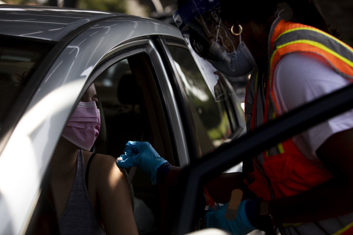 JillphotoLA's tweet photo. A healthcare worker prepares to administer a dose of the Pfizer-BioNTech #COVID19Vaccine at a drive-through vaccination site @csunorthridge in Northridge, California, U.S., on Thursday, May 13, 2021. @business @lapublichealth https://t.co/UbCJACsxoa
