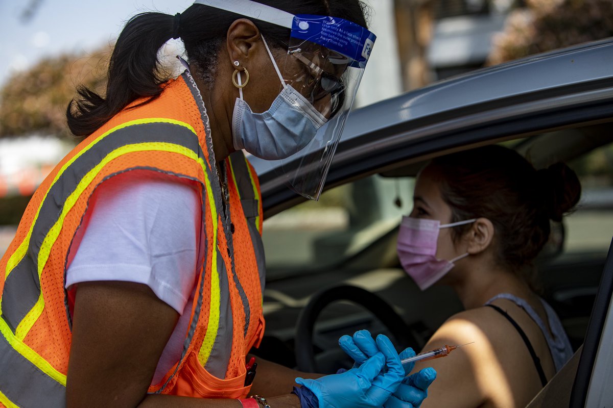 JillphotoLA's tweet photo. A healthcare worker prepares to administer a dose of the Pfizer-BioNTech #COVID19Vaccine at a drive-through vaccination site @csunorthridge in Northridge, California, U.S., on Thursday, May 13, 2021. @business @lapublichealth https://t.co/UbCJACsxoa