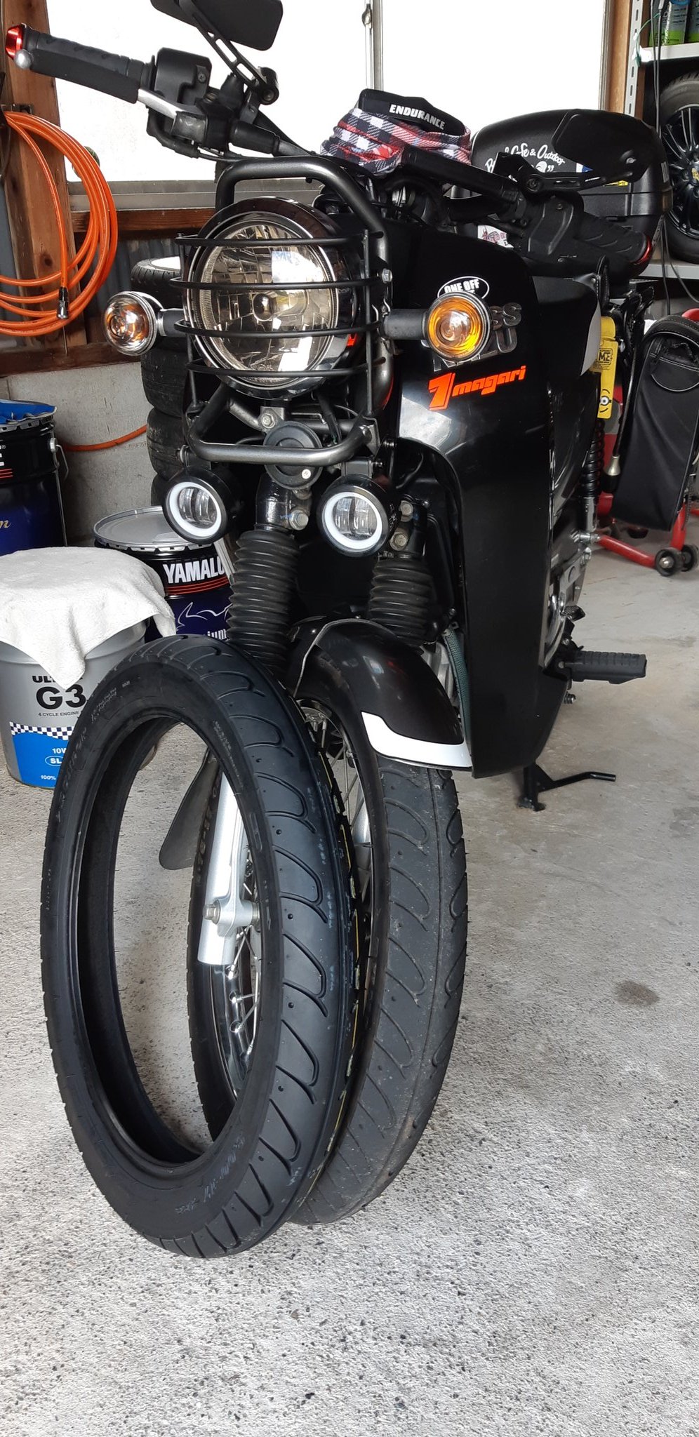 Kazu Sun Rider48 朝から蒸し暑い クロスカブのフロントタイヤ交換 2 75から3 00へサイズアップ ついでにリブバンドとチューブも同時交換 21の13週目のタイヤか クロスカブ タイヤ交換 製造年月 蒸し暑い ガレージ T Co Zu58qrhx50