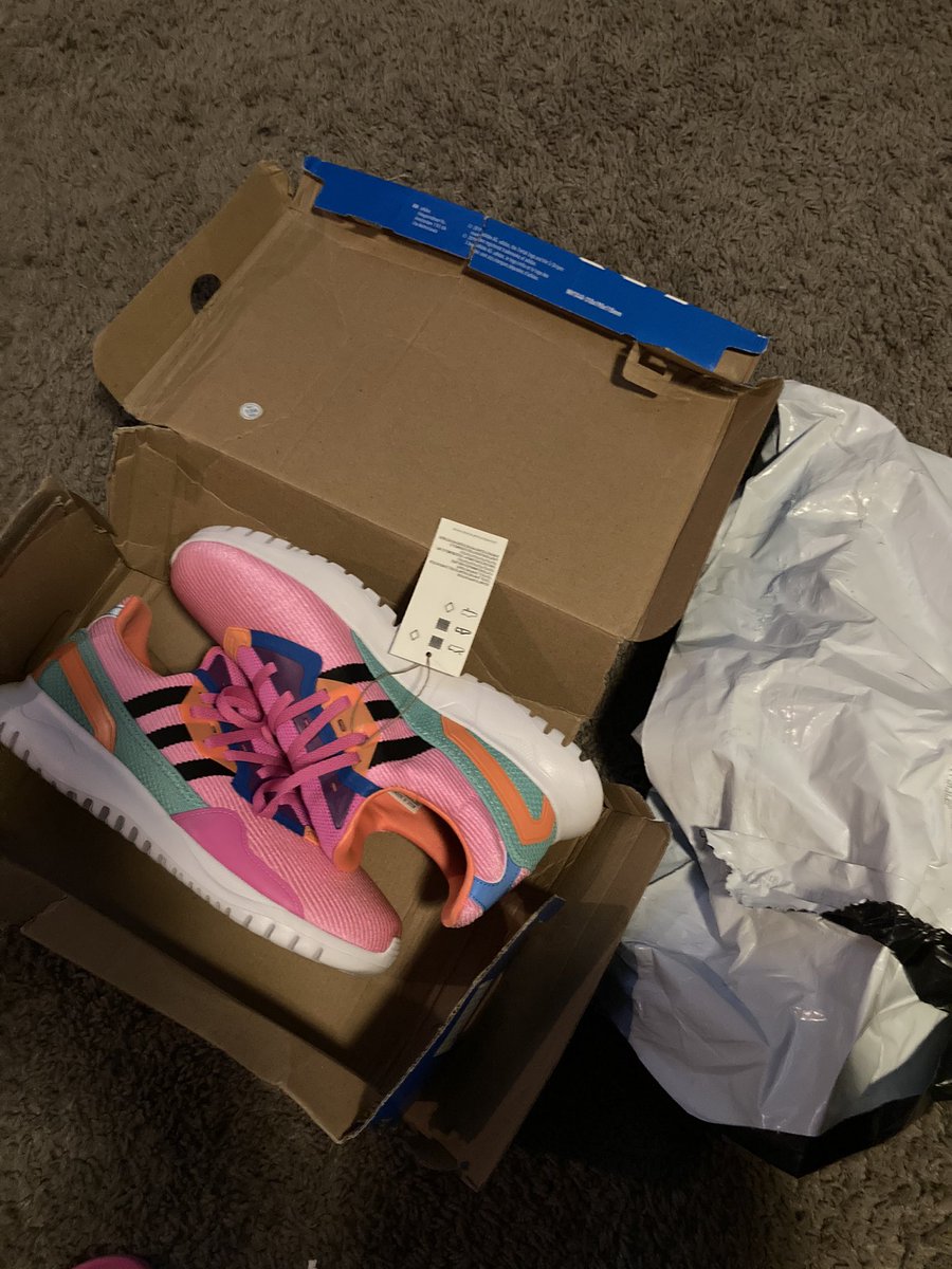 CandyReigns_'s tweet photo. @hibbettsports please. Tell me WHY WOULD YOU SHIP A BOX OF SHOES IN A BAG? Some people (me) actually like to keep their boxes. Also, it would be nice to have the reassurance that I didn’t pay for new shoes and instead received smashed ones. A BOX would have been better. https://t.co/Y21wTwqibY