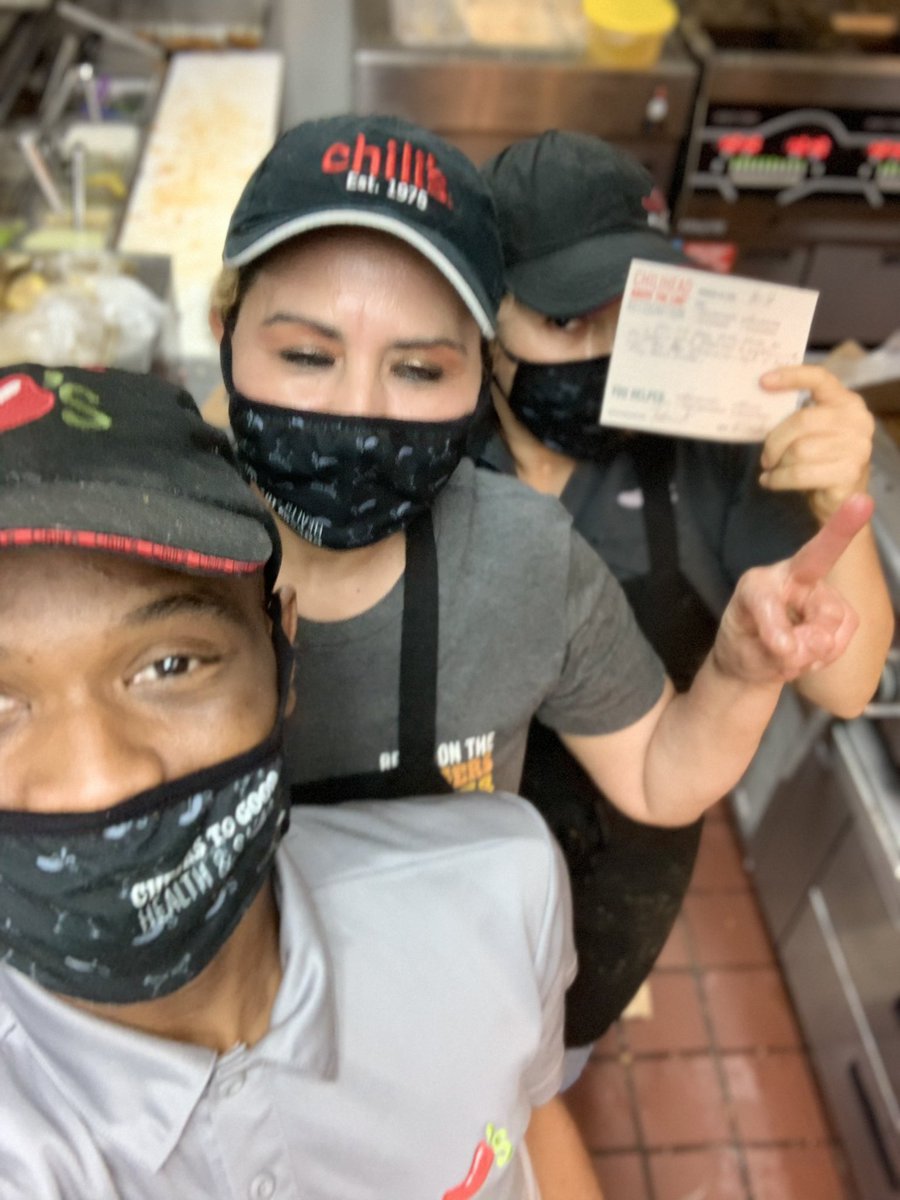Roderick09Jones's tweet photo. Had an amazing 🤩 time with this team @ Chili’s mansion rd... now I’m ready to rock it out with the dinner shift... we got this y’all 🤪🤪🤪🤪... shout out to the FFA CLUB dining with us y’all was so amazing to connect with and we have some ATLS 🙌🙌🙌 #chilislove https://t.co/BjSv1z37Ab