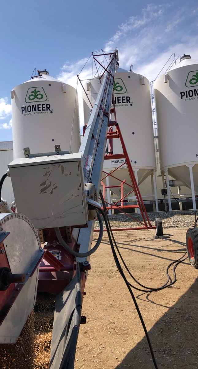 CountyLineSeed's tweet image. Planting has been hectic! We got filled up with more beans yesterday! Thankful for have such great people involved in keeping us stocked to service our customers! Hoping for a strong finish and a great growing season 🤞🏼🤞🏼