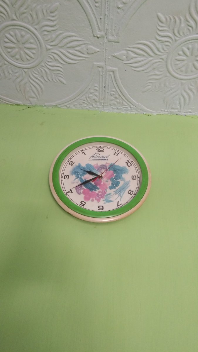 Ada yang aneh dari jam dirumah mertua..fyi detiknya jalan mundur