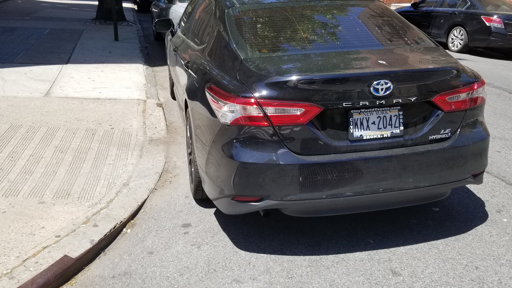 Photo of car in the street with license plate KKX2042 in New York