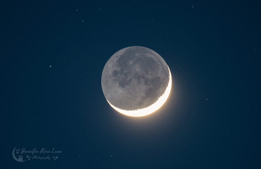 Jens_Starry_Sky's tweet photo. That pretty #moon tonight with some #earthshine Smiling face with heart-shaped eyesWaxing crescent moon symbol #TheMoon #ThinMoon #CrescentMoon #space #nightsky #moongazing #WV
@StormHour @AstroHour321 @ThePhotoHour https://t.co/ZUVAApFRAL
