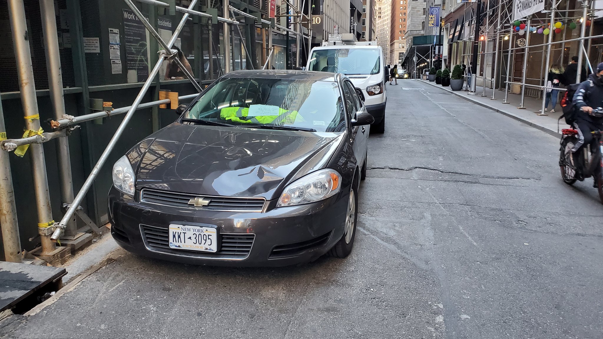 Photo of car in the street with license plate KKT 3095 in New York